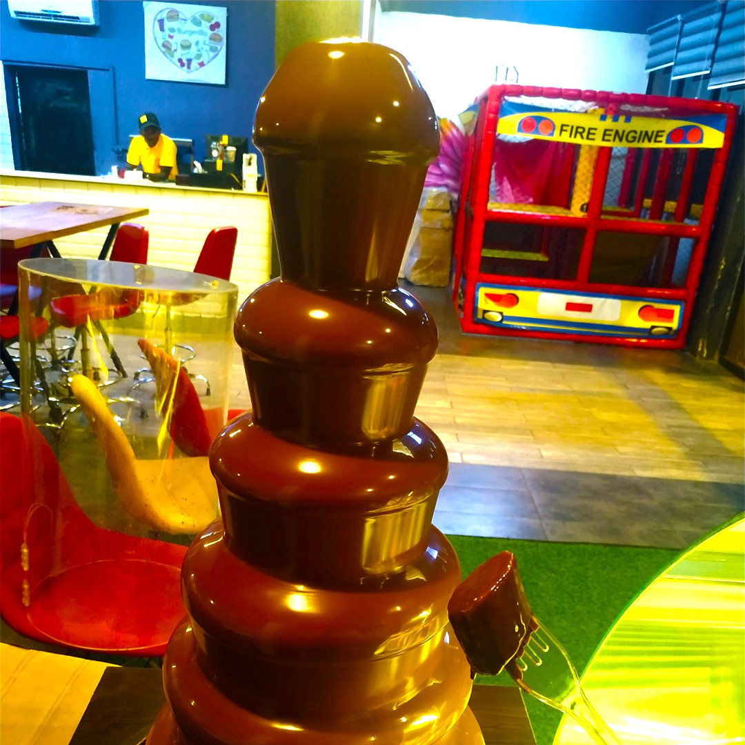 Burgerillo's tweet photo. Il n'y a rien de mieux qu'un ami, sauf si c'est un ami avec du #chocolat #love #burgerillo #naimey #niger #vendredi https://t.co/Hxr1LcBT4m
