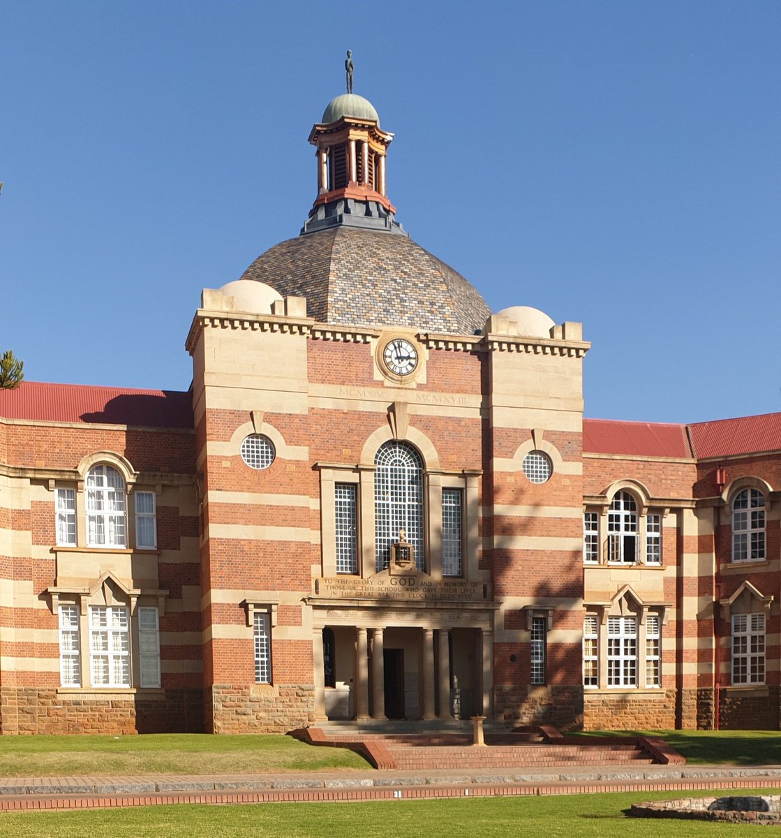 Always good to be back at 'The School on the Hill' even if it is for sombre reasons! 😥 Mr Kelly, may your heart of gold rest well on our fields of red, white and green! 🇭🇺❤ ☆ #PretoriaBoys #QuadChronicles