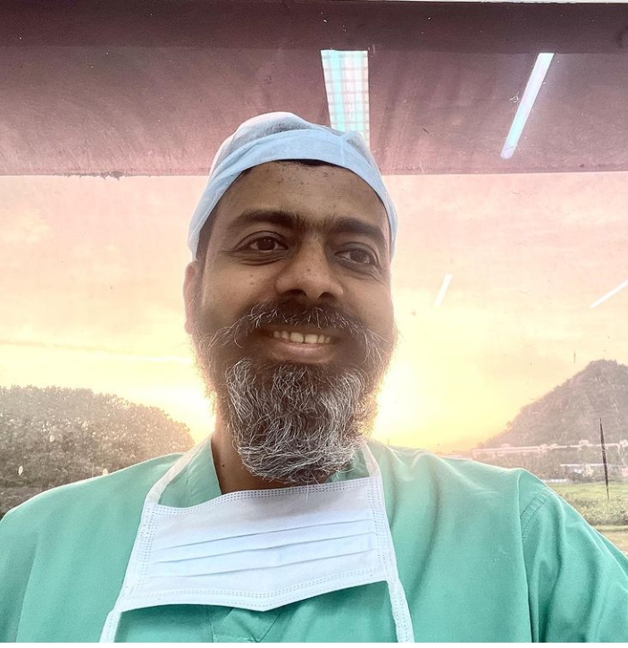 AndeiSoI's tweet photo. Just another Selfie today from the OT window before sunset #sunsetlover #naturelover #surgeon #facedoctor https://t.co/xoUYVdf3bT