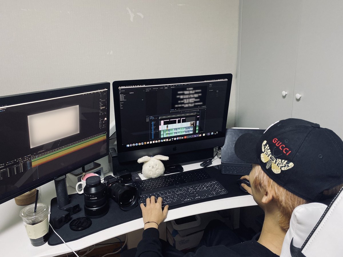 ดรีมแดดรีม 2021 ของแจมิน 🐰🤍
- ของที่เพิ่งซื้อล่าสุด (ช่วงเตรียมคัมแบคฮอตซอส) คือ ลำโพง
- มีลำโพงอยู่ในครอบครองทั้งหมด 10 อัน
- มีไอแมค แล้วก้ออีกหน้าจอ (น่าจะแบบในรูป)+ไอแพด มือถือ ในการแต่งรูป
- สีที่ชอบที่สุดคือสีเหลือง 💛
- น้องหมาพันธุ์โปรดคือซามอยด์
- ช่วงนี้ไม่เล่นเกม 🥺