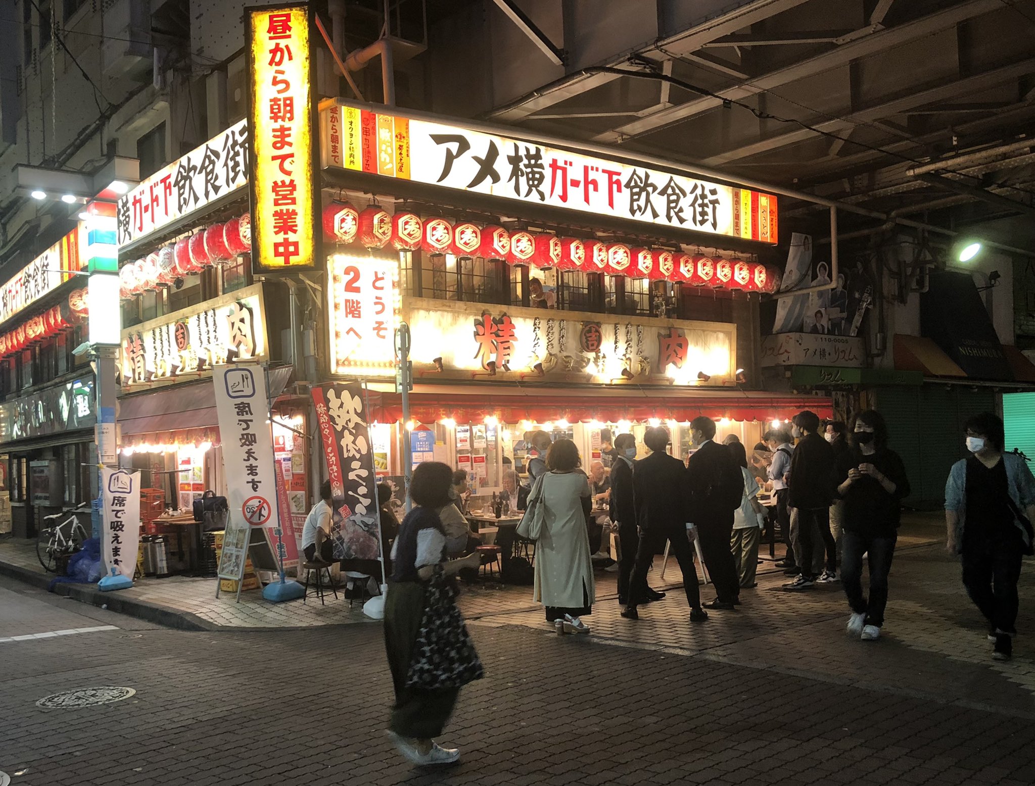 窓際記者の独り言 緊急事態宣言下の金曜日夜8時過ぎの上野アメ横 久しぶりに歩いたら 飲み屋 はどこも老若男女で大賑わい 行列ができてる居酒屋が何軒も 通りを素通りするだけでも少し怖かった 政府や都の自粛要請は完全に無視されている これでは変異 窓際記者の独り言 緊急事態宣言下の金曜日夜8時過ぎの上野アメ横 久しぶりに歩いたら 飲み屋 はどこも老若男女で大賑わい 行列ができてる居酒屋が何軒も 通りを素通りするだけでも少し怖かった 政府や都の自粛要請は完全に無視されている これでは変異