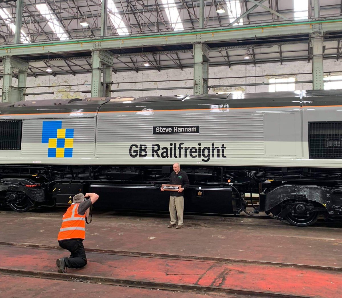 GBRailfreight's tweet image. We're proud to unveil our latest named Class 66 'Steve Hannam'. Specially painted in BR Railfreight triple grey livery, the locomotive celebrates the rail career of Steve Hannam who played a vital role in maintaining Class 59 &amp;amp; 66 locomotives in the UK.

#Class66 #Naming