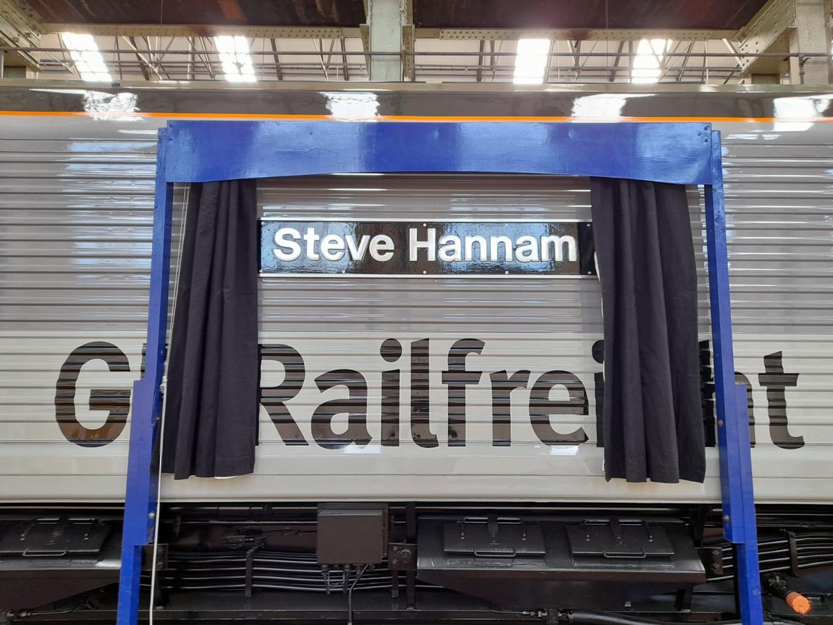 GBRailfreight's tweet image. We're proud to unveil our latest named Class 66 'Steve Hannam'. Specially painted in BR Railfreight triple grey livery, the locomotive celebrates the rail career of Steve Hannam who played a vital role in maintaining Class 59 &amp;amp; 66 locomotives in the UK.

#Class66 #Naming