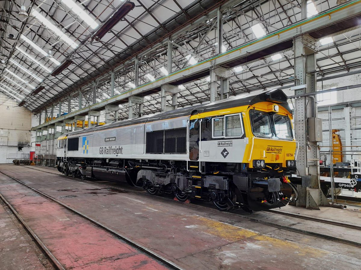 GBRailfreight's tweet image. We're proud to unveil our latest named Class 66 'Steve Hannam'. Specially painted in BR Railfreight triple grey livery, the locomotive celebrates the rail career of Steve Hannam who played a vital role in maintaining Class 59 &amp;amp; 66 locomotives in the UK.

#Class66 #Naming