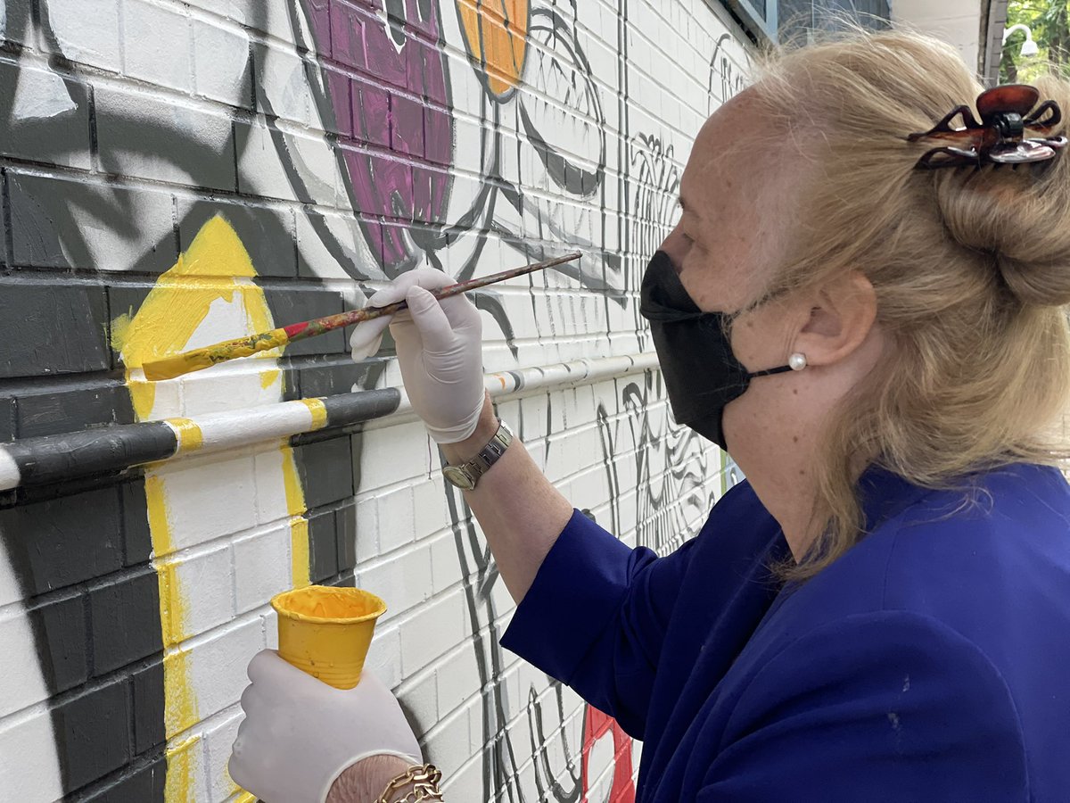 Our #ps163m community is busy this week painting our <a href="/NYCthrive/">Thrive Collective</a> mural. Even <a href="/galeabrewer/">Gale A. Brewer</a> dropped by to join the fun. Thank you <a href="/Danny_ODonnell_/">x</a> for supporting our project. #uws #nyc <a href="/NycDistrict3/">@NycDistrict3</a> <a href="/christineloug14/">Christine Loughlin</a> <a href="/CEC3NYC/">CEC3</a>