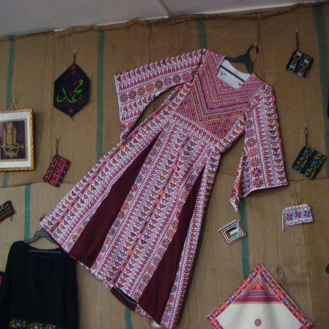 Supporting Fair Trade brands helps promote cultural identity of peoples. Keep supporting brands such as @WomeninHebron that protect people and planet! wfto.com/buyfairtrade 

#FairTrade #BuildBackFairer #PeopleandPlanet #SocEnt