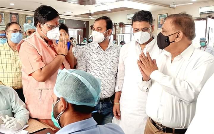 mahanagar_bjp's tweet photo. माo राज्यमंत्री उत्तर प्रदेश सरकार श्री @AtulGargBJP जी ने आज मुरादाबाद #एकीकृत_कोविड_कमांड_एण्ड_कंट्रोल_सेंटर का निरीक्षण किया ll इस अवसर पर महानगर अध्यक्ष श्री @DNMishraBJP जी और माo नगर विधायक श्री @MLARiteshKGuptaजी सहित उपस्थित रहे ll
#IntegratedCovidCommandControlCentor https://t.co/ua2T9Ae0sh