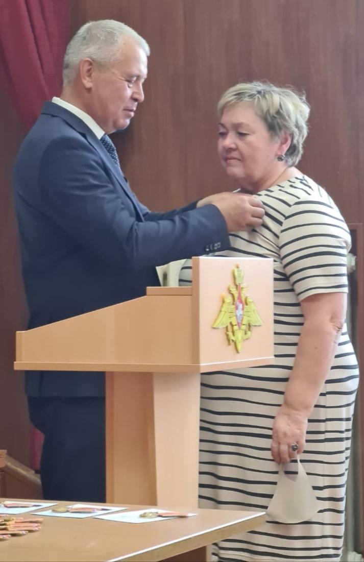 shkola_13's tweet photo. Сегодня, в Доме офицеров, на мероприятии, посвященном 5-летию Юнармейского движения директор школы @tokman_if была награждена медалью "За активную военно-патриотическую работу @AdmSamRna https://t.co/PR5NuaWGV7