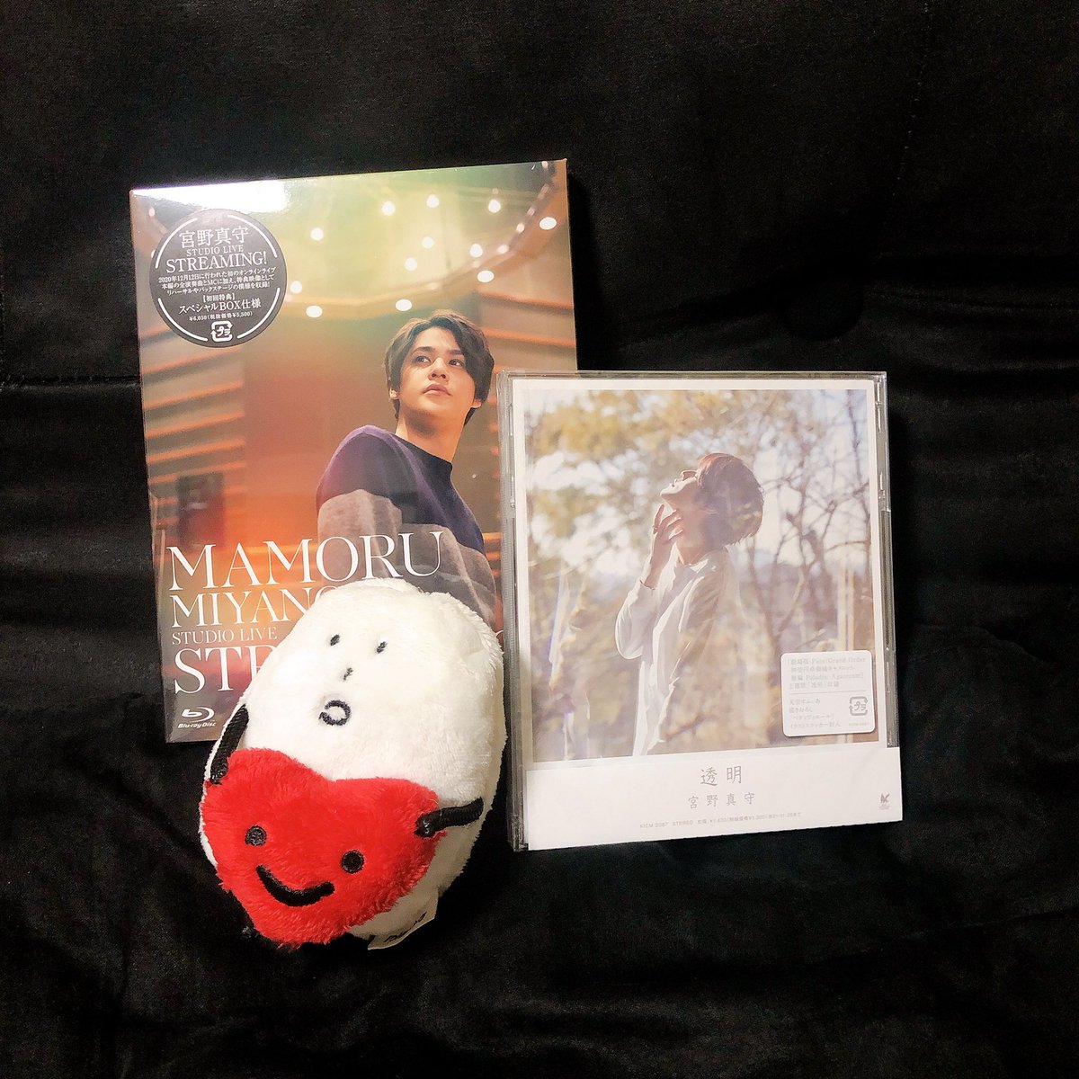 only_you_chan's tweet photo. ♡趣味の話♡
気を抜いていたらいつのまにかCDとDVDが発売されていました、無事に特典付きでゲットすることができました😌😌😌
危なかった...
そういえばE!とB!も見なきゃなのよね、、、
運が良くて現地にたくさんいけたのでDVDもたくさん見た気になってる
#宮野真守 #透明 #MMstreaming https://t.co/hhscPwvcmj