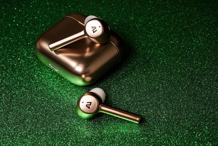 Ausounds_jp's tweet photo. エントリーモデルのAU-Streamが12,760円→8,910円(税込)に価格改定を行いました。
音質重視の13mmのAUチタニウム・ドライバーは音楽鑑賞からオンラインミーティングまで高音質でご使用いただけます。
再現性の高いクリアな音質で、ゲームやアニメにもオススメです❕

https://t.co/yRXV0ZU1Yv https://t.co/Ra8D7HJHfV