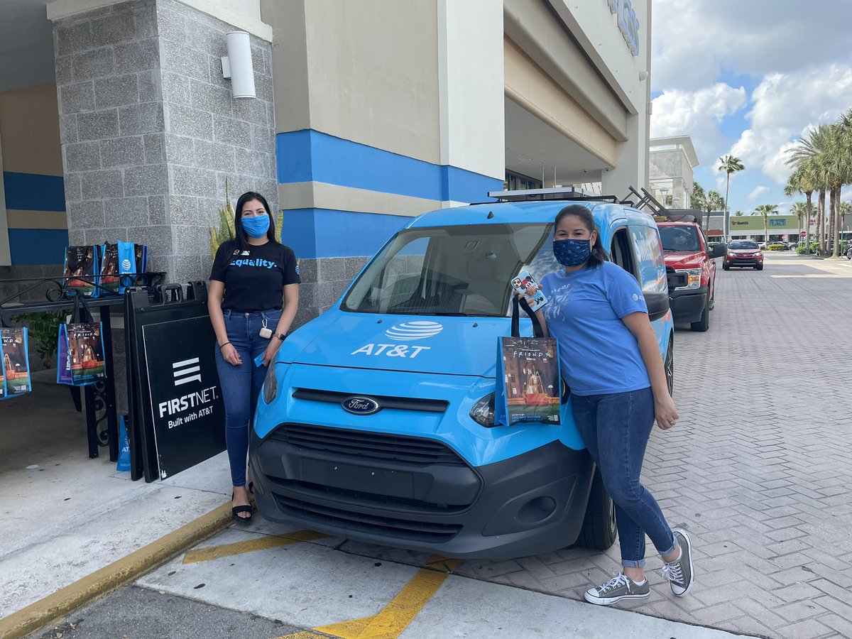 elkendallstore's tweet photo. #CafecitoYMas ☕️! Reaching out to la comunidad hispana de #Miami, what a better way to do it with our @segios ! Community love ❤️ @Jasminepino5 @E_Rosario21 @JayATTConexion @OneflaC @eniggemann @jrluna11 @brizzbusiness @pao_attrsc @ATT https://t.co/cYGh01JtBa
