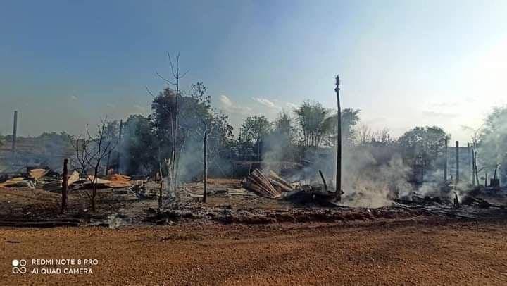 tw // death 
According to locals,Junta terrorists shot one civilian and set fire to three houses of the civilians including dead person  near Ye Hla station,Magway Division, Gangaw Township.
#May28Coup 
#WhatsHappeningInMyanmar