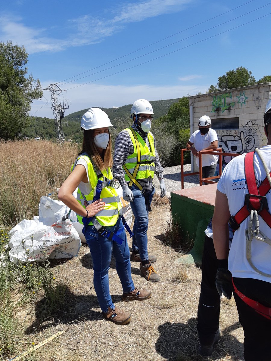 Albertestival's tweet photo. Avui Directora Territorial @BertaMercad i Gerent @queltx han comprovat primera mà actuacions impermeabilització Dipòsit Bellamar Calafell i mesures PRL. Perquè la prevenció és cosa de tots. Bona feina @adriafort, Joaquin Barrio i equip Calafell. @AGBARclients #seguretat #PRL https://t.co/vhOGcJKmUN