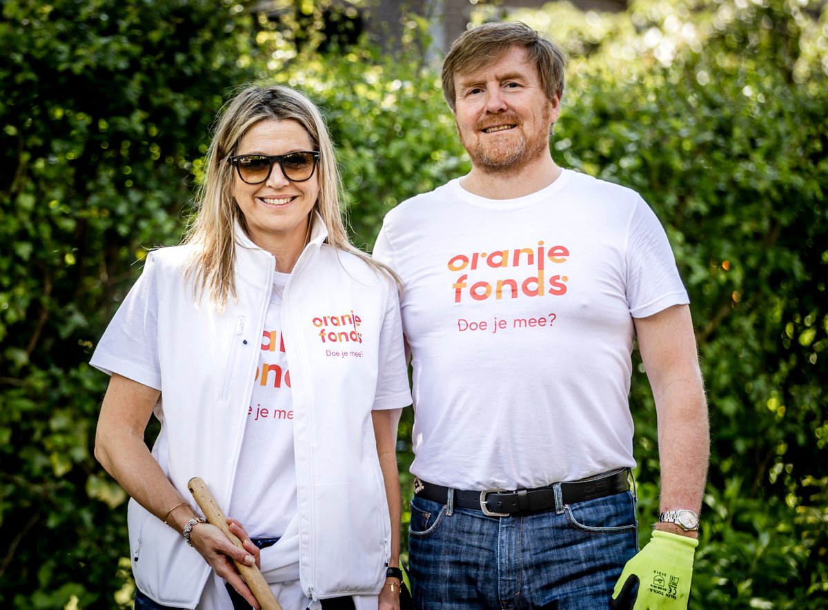 Vandaag hielpen de Koning en Koningin als beschermpaar van het @OranjeFonds bij de NLdoet-activiteit van Cultuurhuis De Paulus in Oegstgeest. Samen met diverse vrijwilligers hielpen ze o.a. met het schoonmaken van het meubilair en het opruimen van de tuin. #NLdoet #NLdoet2021