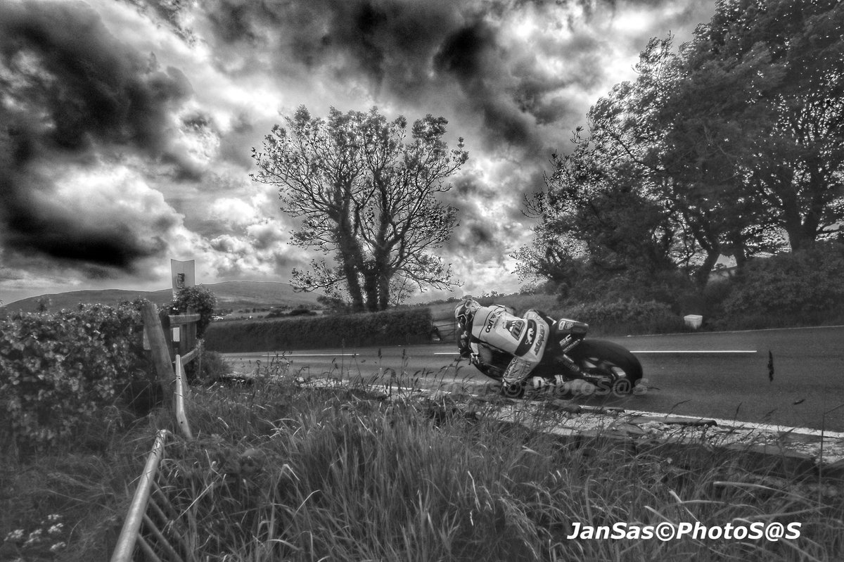 ttman100's tweet photo. Heavy clouds above @M_Dunlop3 in the Lightweight race. @WhyArai @arai_ni @Furygan #PatonMotorit #iomtt2019 #iomtt #iomttofficial #iomttraces #iomttphotos #lovett #isleofman #isleofmantt #isleofmanttraces #ttisleofmantouristtrophy #Towerbends #photosas ๐ธ ยฉ Photosas https://t.co/ukJr4mB03D
