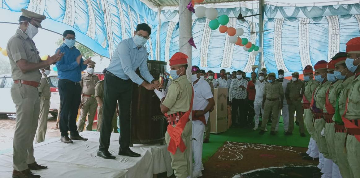 ambedkarnagrpol's tweet photo. रिक्रूट आरक्षीगणों का प्रशिक्षण पूर्ण होने के पश्चात जनपद अम्बेडकरनगर पुलिस लाइन स्थित बहुउद्देशीय हाॅल में दिक्षांत समारोह आयोजित किया गया। उत्कृष्ट  रिक्रूट आरक्षीगणों को जिलाधिकारी श्री सैमुअल पाॅल व पुलिस अधीक्षक श्री आलोक प्रियदर्शी द्वारा पुरस्कृत किया गया। https://t.co/zWtHFBYvZq