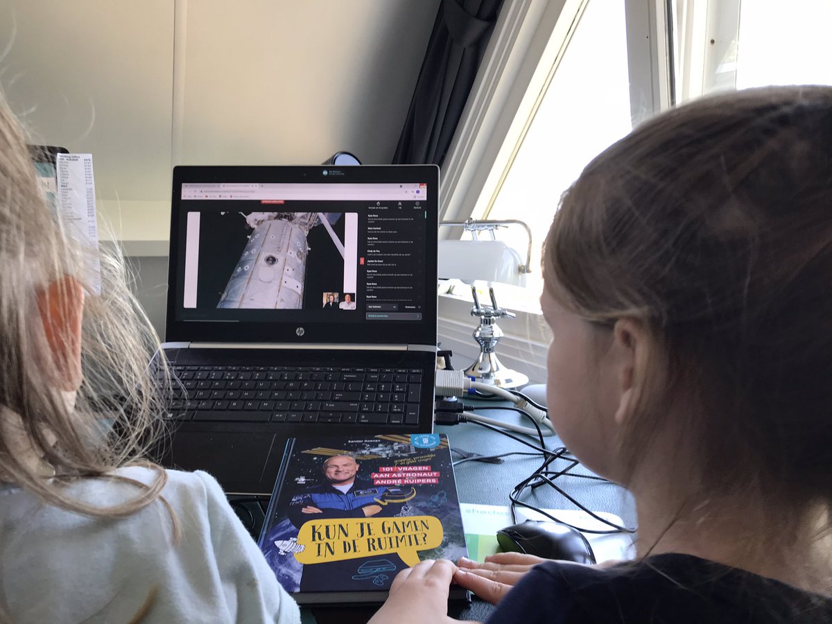 Hoe gaaf! In een video chat met André Kuipers <a href="/astro_andre/">André Kuipers</a> en @sanderkoenen naar aanleiding van het nieuwe boek “Kun je gamen in de ruimte”. Super om kinderen zo kennis te laten maken met ruimtevaart!