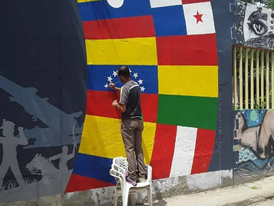 bricspsuv's tweet photo. ¡HERMANDAD BICENTENARIA ENTRE LOS PUEBLOS DEL MUNDO! 🇻🇪🤝🏽🇨🇴
#MuralBicentenario
Categoría: Internacional
Autor: Miguel Guerra
Movimiento Ciudadano del Barrio Rebolo
Lugar: Barranquilla Colombia
@nicolasmaduro
@dcabellor
@adan_coromoto 
@taniapsuv 
@partidopsuv
@cbpmundo
#28Mayo https://t.co/v1AZa0cvLF