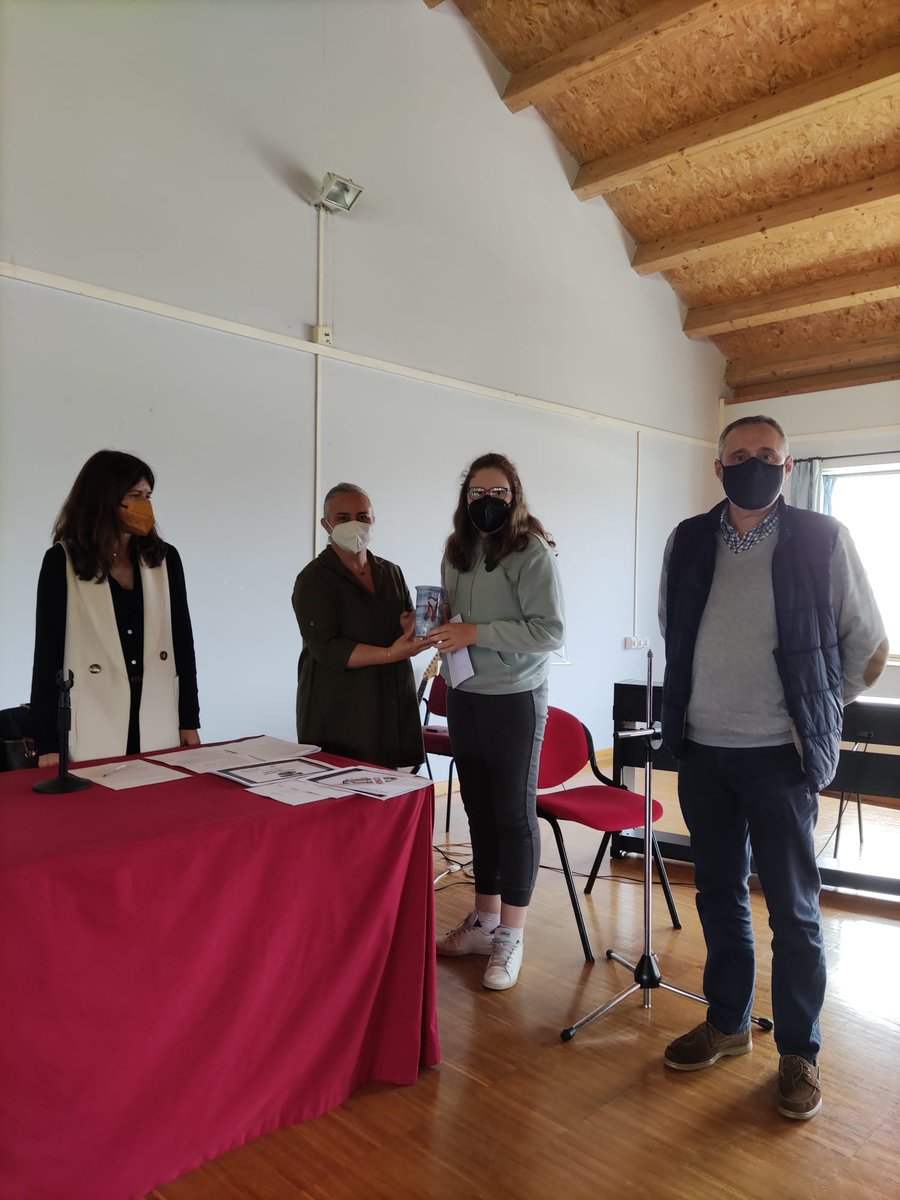 BiblioLlanera's tweet photo. Hoy se han entregado los premios del Concurso Literario del IES de Llanera, con el que colaboramos desde la Casa Municipal de Cultura-Red Municipal de Bibliotecas y Escuela Municipal de Cerámica. ¡Enhorabuena a todas y todos los ganadores! #LlaneraCultura #bibliotecasdellanera https://t.co/iLNrkwEwTW
