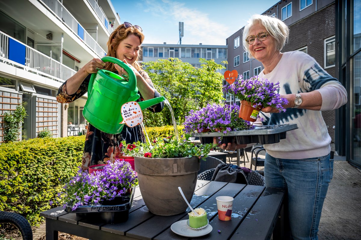 Vandaag en morgen steken overal in Nederland mensen de handen uit de mouwen voor <a href="/NLDOET/">NLdoet</a>. Zo hielpen wethouders Rita Noordzij en Wessel Breunesse bij Hervormd Centrum Pennemes in #Zaandam met het opfleuren en vergroenen van de daktuin. Ook meedoen? Check nldoet.nl