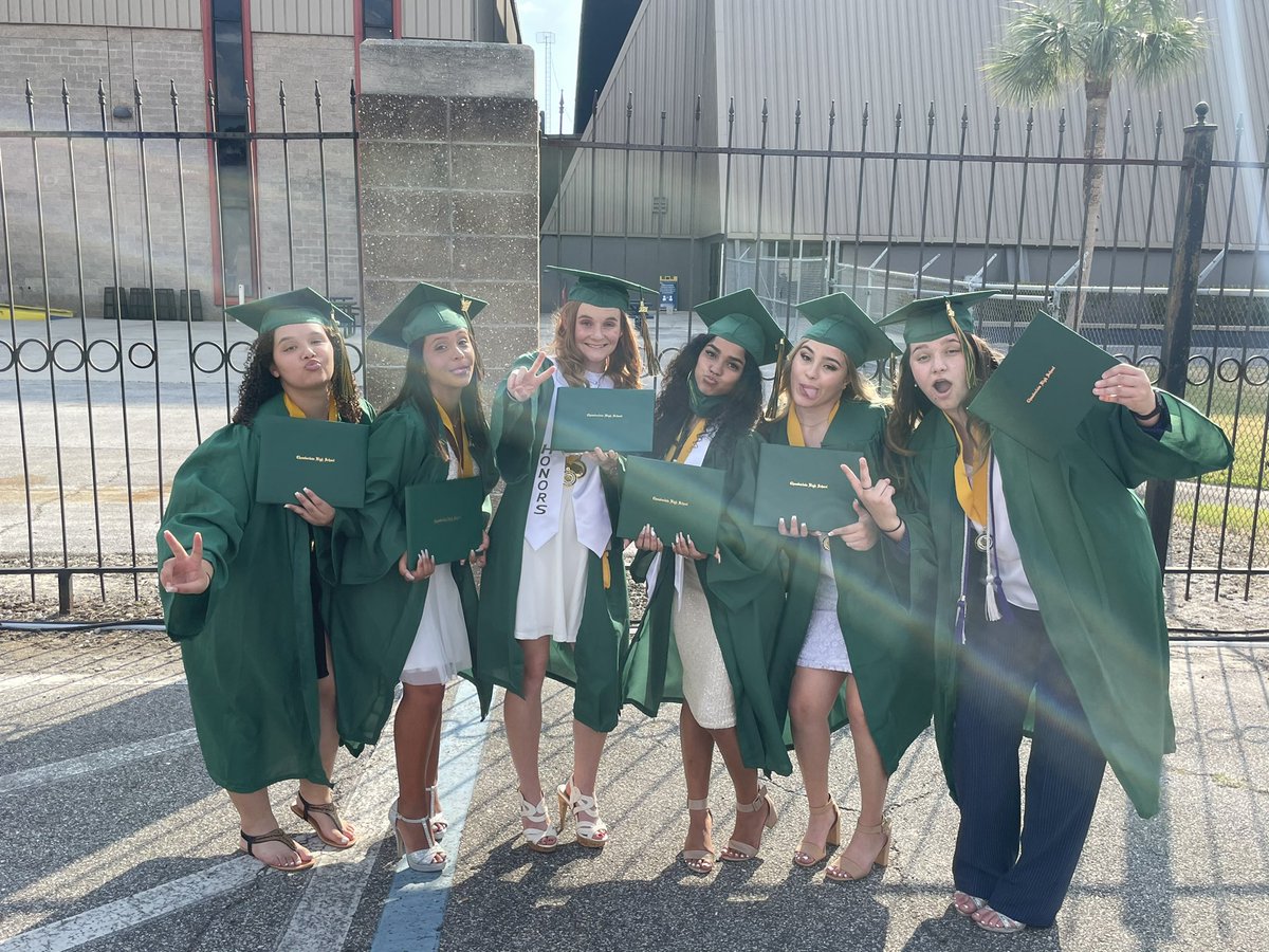 chambosftbl's tweet photo. Congratulations to all 6 of our gorgeous Seniors on Graduating yesterday! We are so incredibly proud of you and Chamberlain will not be the same without you! 💚💛🥎🎓 #ThisIsChamberlain #OnceAChiefAlwaysAChief https://t.co/4hccYJVZuO