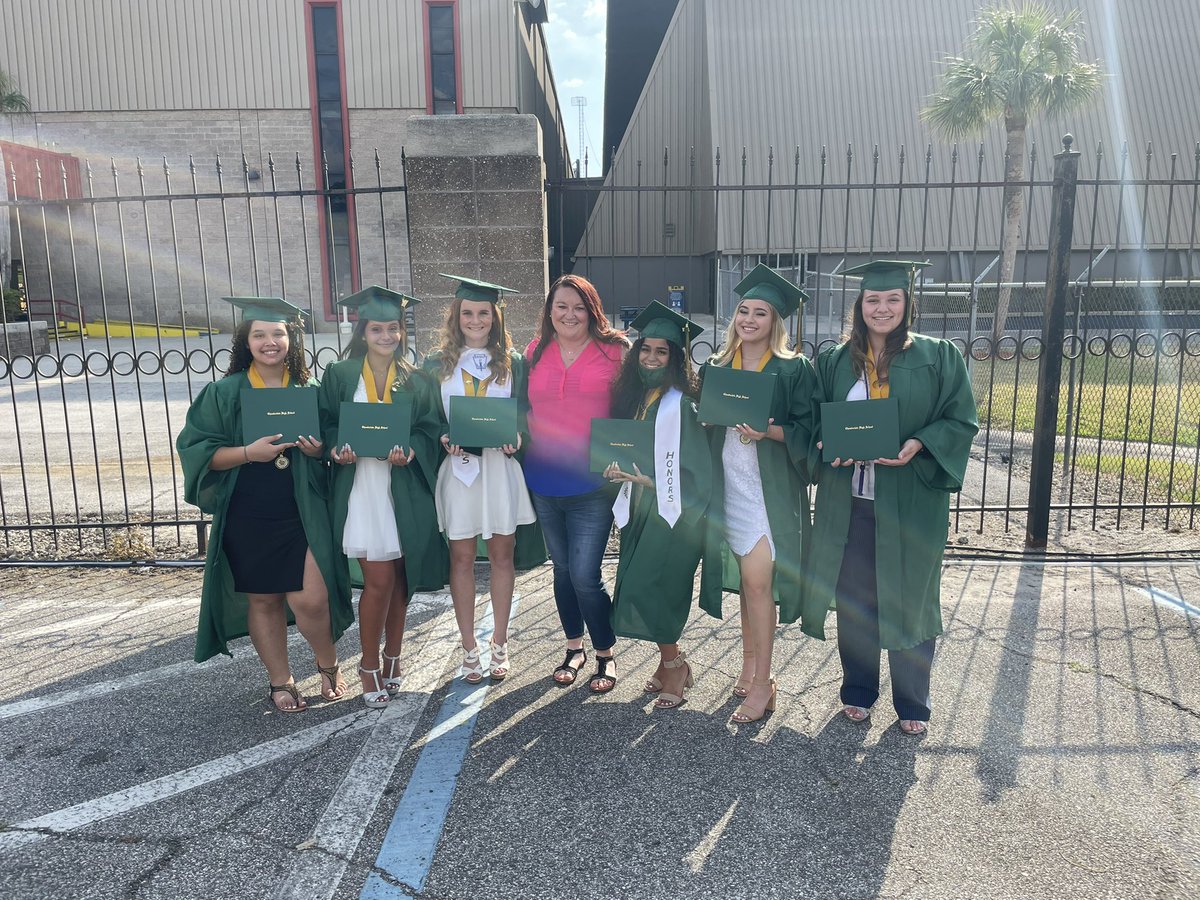 chambosftbl's tweet photo. Congratulations to all 6 of our gorgeous Seniors on Graduating yesterday! We are so incredibly proud of you and Chamberlain will not be the same without you! 💚💛🥎🎓 #ThisIsChamberlain #OnceAChiefAlwaysAChief https://t.co/4hccYJVZuO