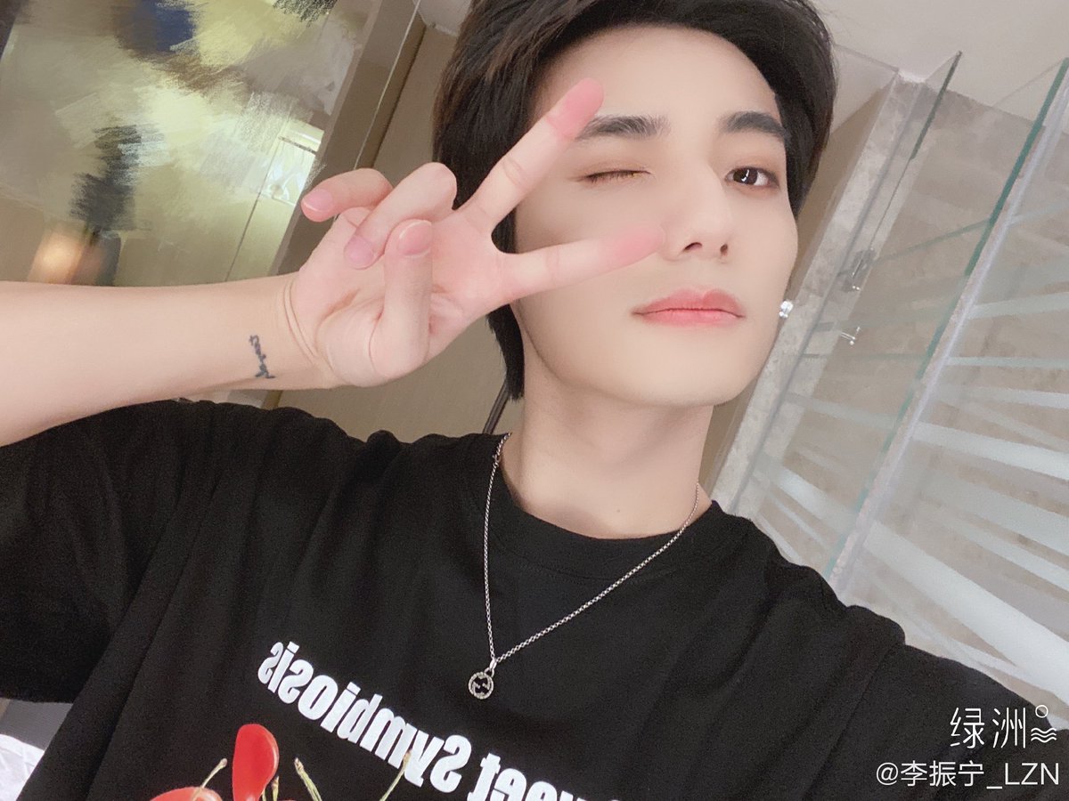 Zhenning weibo updates 28 May 2021 #元气夏日冲冲冲# 🍃 #下载一个夏天# 突然闪现[喵喵] #李振宁 #lizhenning #深深