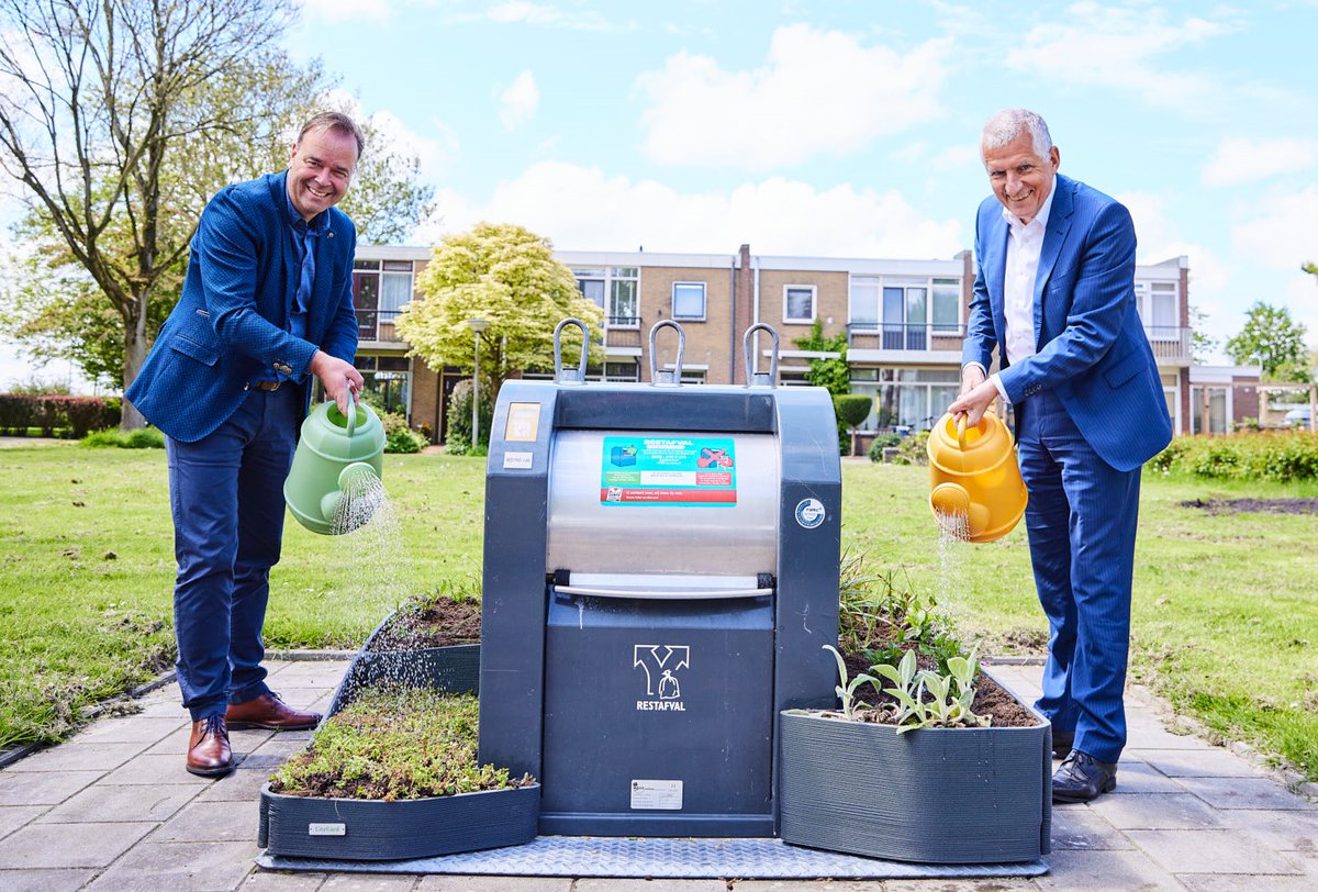 Omrin's tweet photo. ♻️🌿 | Vandaag zijn in de wijk Nijlân, de eerste 4 containertuintjes van Friesland geplaatst! @GemLeeuwarden onthulde samen met @WijkNijlaN en onze directeur officieel het eerste tuintje met echte bloemen en planten rondom een container. #containertuin #afval #Leeuwarden #Nylân https://t.co/MJmkiZoVp3