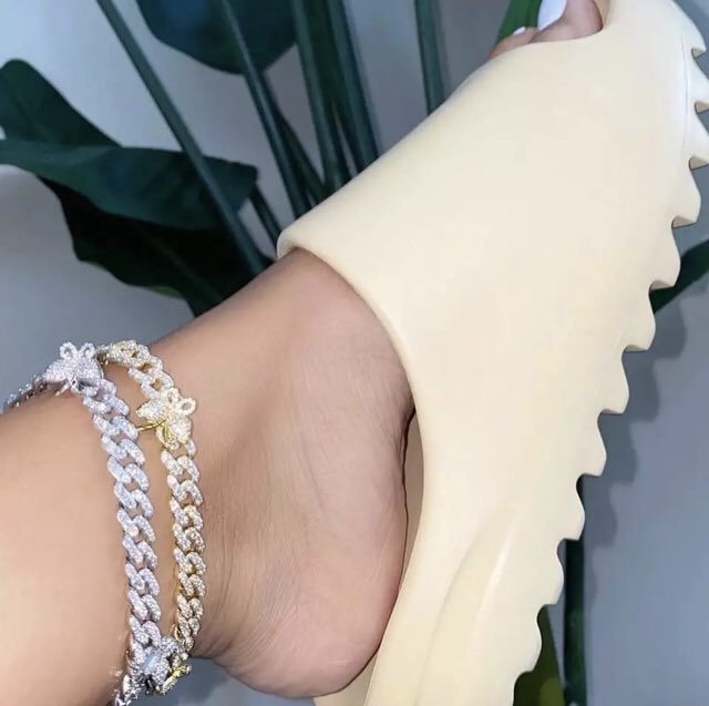 sashabandz's tweet photo. I’m obsessed with butterflies and anklets these are my most recent purchases🦋😍 https://t.co/rLu9sGtVny
