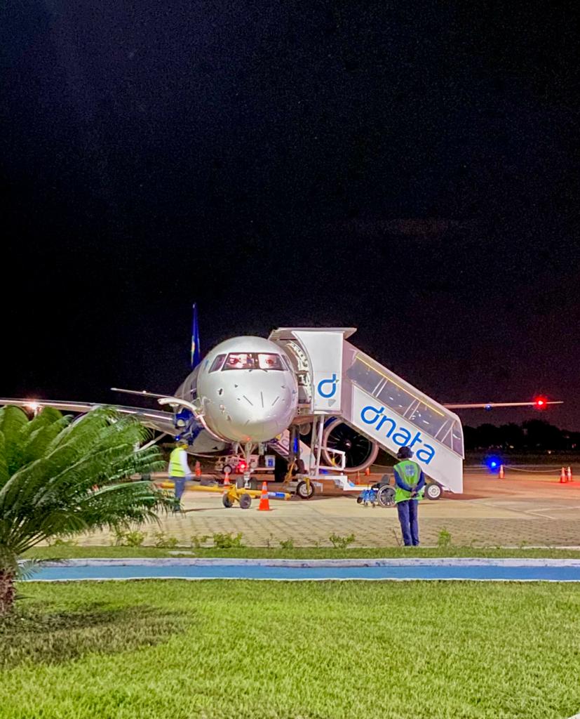 AenaBrasil's tweet photo. Equipes em mais uma noite de trabalhos no Aeroporto de #JuazeiroDoNorte. 

No pátio, um E2 da @azulinhasaereas durante a operação de solo, fiscalizada por um de nossos fiscais de Campo de Voo. https://t.co/VjLaCzH0mi