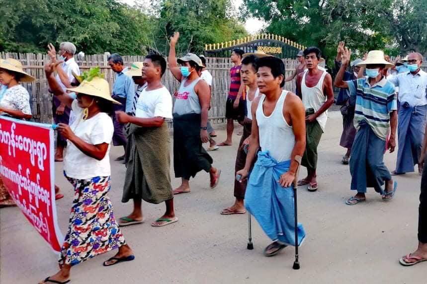 Shin02669747's tweet photo. Civilians in Kankone village, Salingyi Tsp staged protest against military dictatorship on the evening of May 28. #WhatsHappeningInMyanmar #May28Coup https://t.co/rXAPa6YCNT https://t.co/yFVfTiAklK