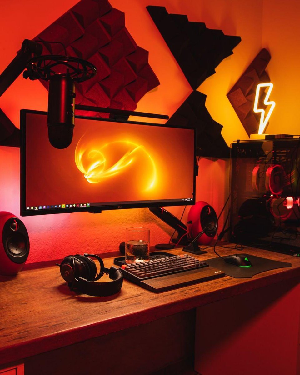 BlueMicrophones's tweet image. Where would you rather be #gaming right now? Reply with 💜 left or 🔥 for right. 

Or tag us in a photo of your setup if you think it’s cooler. 😉 

#BlueMicrophones #Gamers