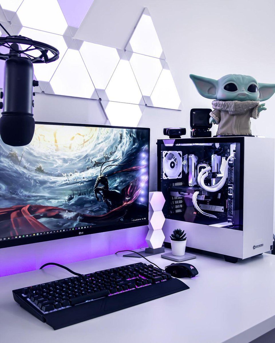 BlueMicrophones's tweet image. Where would you rather be #gaming right now? Reply with 💜 left or 🔥 for right. 

Or tag us in a photo of your setup if you think it’s cooler. 😉 

#BlueMicrophones #Gamers