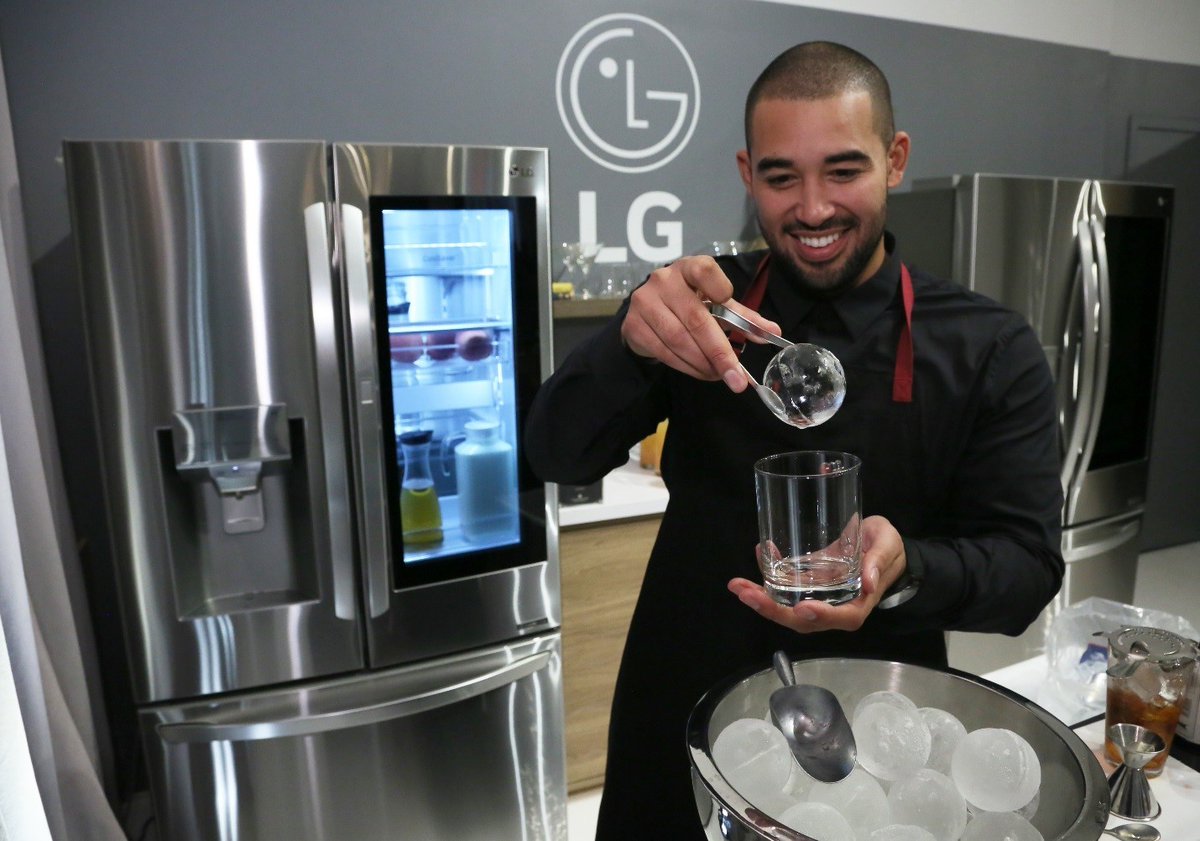 LG_CG_TampaN's tweet photo. Backyard BBQs are back 🎉🍹Bring out your best cocktails chilled over an instant cookout crowd pleaser. #LGCraftIce #LGInstaView #LGUS @LGUS @KohlerLg @LGMcQuilkinMiaN https://t.co/PoR6Pp8fJb