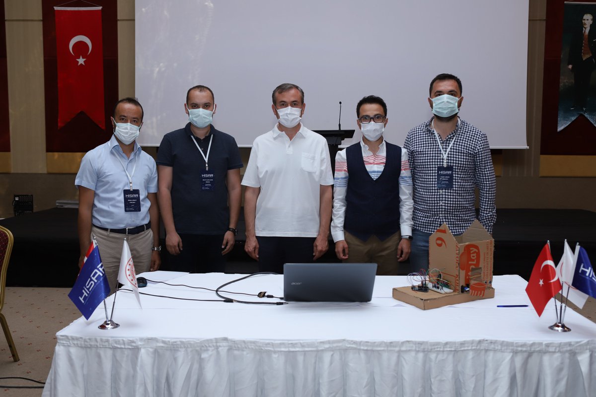 #hisarprojesi 24-28 Mayıs Final Sergisiyle
Gruplar sunumlarını diğer katılımcılara yaptı 
Üreten gençler için büyük bir adım daha atıldı 
26 Özgün proje kısa sürede hazırlanarak sunuldu. #inovasyon #stem #atölye #robotik
<a href="/ugur_tecir/">Uğur Tecir</a>  <a href="/yilmaznazif/">Nazif Yılmaz</a>  <a href="/meb_dinogretimi/">MEB Din Öğretimi Genel Müdürlüğü</a>  <a href="/tcmeb/">Millî Eğitim Bakanlığı</a>