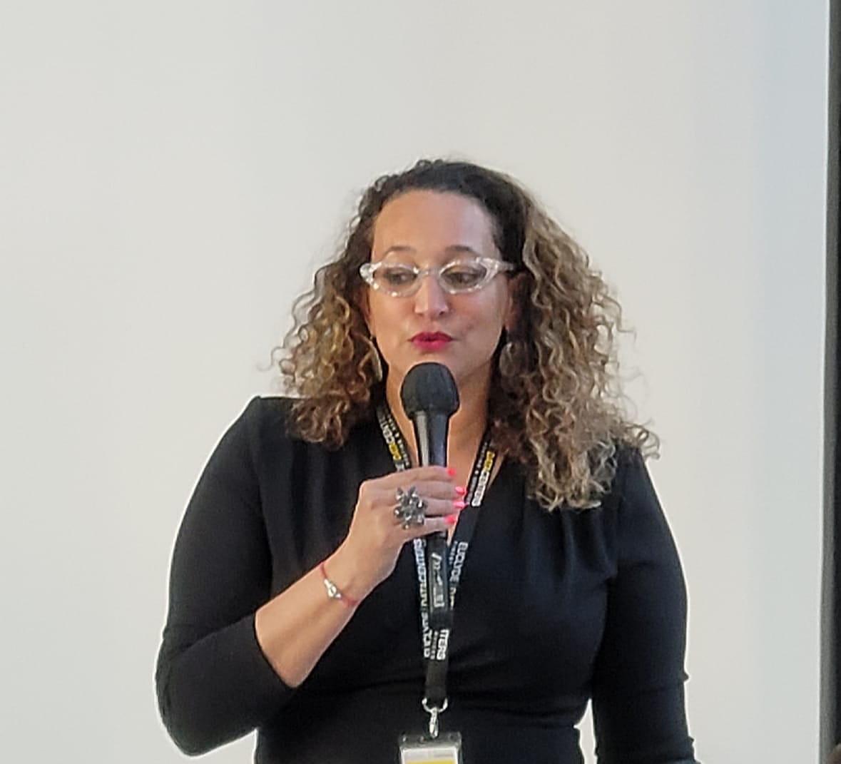 @villeurbanne 27/05/2021 chez <a href="/Euclyde_DC/">Euclyde Data Centers</a>  table-ronde "Vivre le Numérique en AURA" à l'initiative de <a href="/IffachSana/">Sana Iffach</a> pdte de <a href="/ITville_/">ITville</a>  et responsable commerciale et communication chez <a href="/Euclyde_DC/">Euclyde Data Centers</a> 
<a href="/BrunoBonnellOff/">Bruno Bonnell</a> et <a href="/azizsenni/">Aziz Senni</a> parmi les intervenants
facebook.com/villeurbannebl…