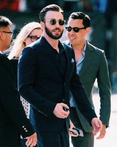 chrisevanspawss's tweet photo. the way chris evans is so stunning its unbelievable https://t.co/yYtdQeZxOF