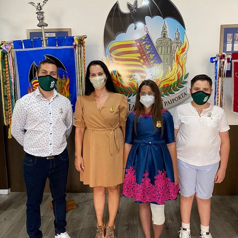 Hoy se ha hecho el acto de imposición de la Joya por nuestra secretaria a nuestro Presidente, acompañado por nuestras Falleras Mayores y el Presidente Infantil.

Enhorabuena David!!!