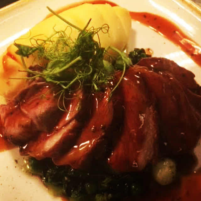 thefleece_inn's tweet photo. A delicious rump of locally farmed Salwick lamb on the pass, served here with pea purée and a really tasty rosemary jus 😍 #lamb #gastropub #localproduce #locallyfarmed #lancashire #traditionalinn #lancaster #lancasteruniversity #garstang #forestofbowland https://t.co/UgoKIZLNJr