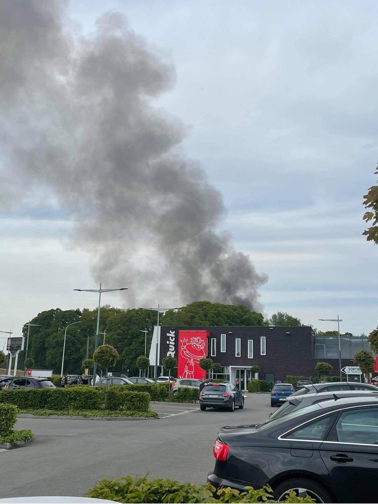 Incendie à #gembloux sous contrôle. Une entreprise d’évènements en feu. Des pompiers de la @ZoneDeSecoursBW et de la zone NAGE sur place. <a href="/CanalZoom/">Canal Zoom</a> Pas de blessé