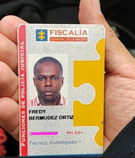 Lo de Cali ya sobrepasa cualquier pesadilla: reportan que un funcionario de la Fiscalía habría disparado y asesinado a dos jóvenes. El funcionario luego fue linchado por manifestantes. 

El fiscal Barbosa tiene mucho qué explicar. Aquí hay un plan de terror. 

Vía <a href="/canal2co/">Canal 2</a>.