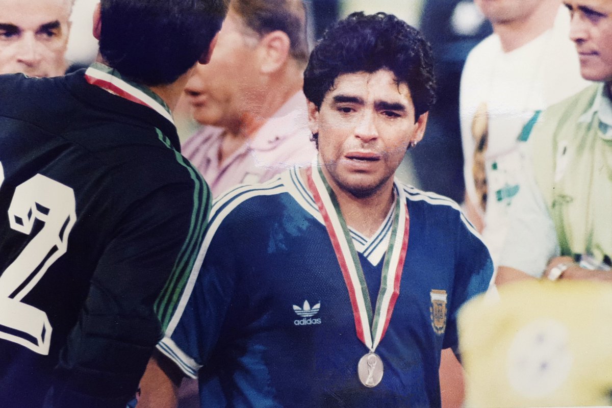 La medalla de plata se muestra en el pecho hasta en los momentos de mayor adversidad. Manga de otarios con plata.