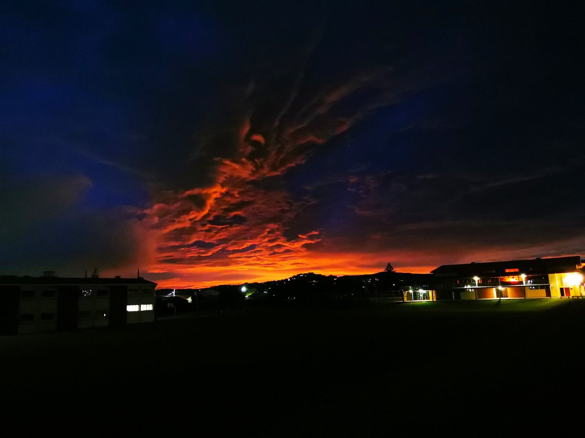 WildBayNZ's tweet photo. The morning colours spreading out through the clouds like a plants feelers which creates a web effect.
@WeatherWatchNZ @AirwaysNZ #Mornings #WeatherWatchNz #MorningColours #Rongotai https://t.co/ENVAWKlkhq