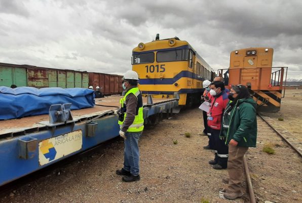 PortalPortuario's tweet photo. Puerto de Arica y ferroviarias concluyen prueba técnica del tren de Arica a La Paz - https://t.co/RfxteEES4E #FCA #FCALP #Ferrocarril https://t.co/3T4KvN0yGn
