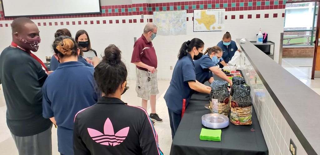 MesquiteHS's tweet photo. We were beyond honored to celebrate our beloved custodian, Curtis Arthur, as he prepares himself for retirement. He's a Skeeter Legacy having graduated from Mesquite High &amp; then transitioning into a custodial role at MHS. He served in that role for 42 years! We will miss him! https://t.co/LqYB9RgJO3