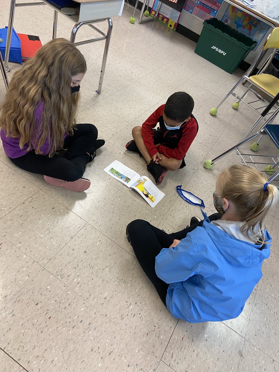 Shoup_BushES's tweet photo. We’ve spent a lot of time with our 4th grade friends! We are so lucky to have older students to help us learn! @Hockenb_BushES 📚 https://t.co/QTbIQjiPTz