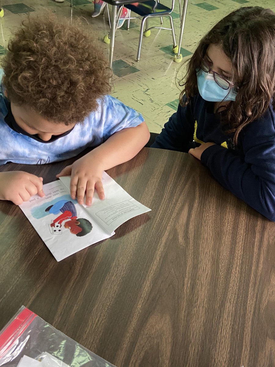 Shoup_BushES's tweet photo. We’ve spent a lot of time with our 4th grade friends! We are so lucky to have older students to help us learn! @Hockenb_BushES 📚 https://t.co/QTbIQjiPTz