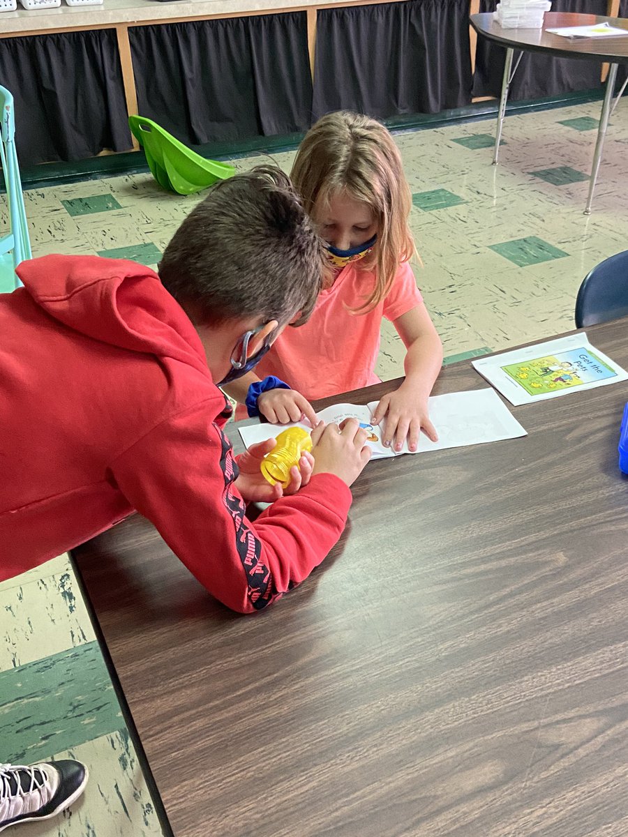 Shoup_BushES's tweet photo. We’ve spent a lot of time with our 4th grade friends! We are so lucky to have older students to help us learn! @Hockenb_BushES 📚 https://t.co/QTbIQjiPTz