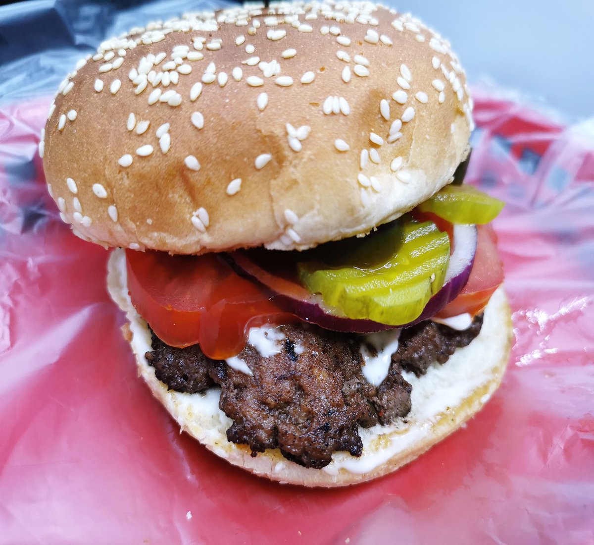 Ciudad_Comida's tweet photo. Celebra este #DiaDeLaHamburguesa con nosotros. Busca nuestras promociones para hoy en @UberEats_mex @DiDi_Mexico y @RappiMexico https://t.co/vBUAykV7fL