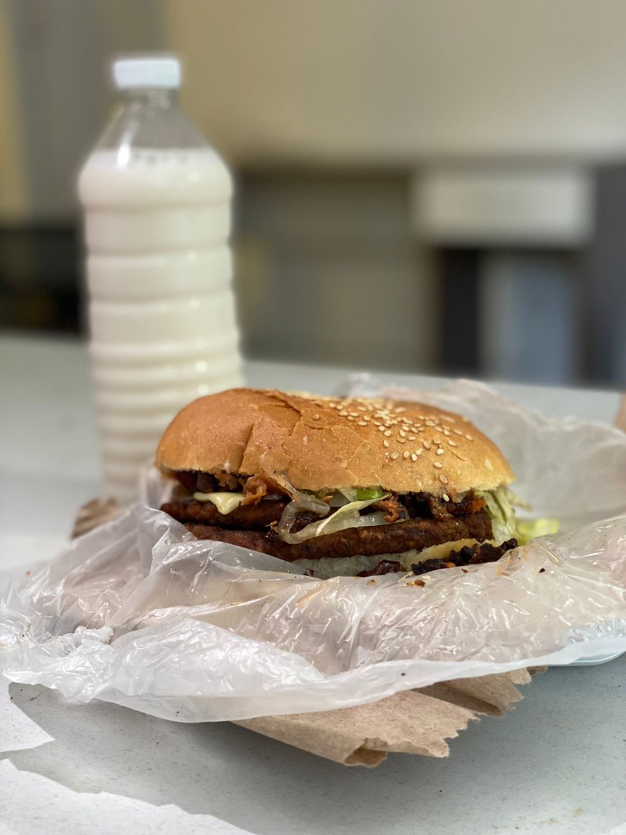 Hoy toca celebrar el #DiaDeLaHamburguesa, disfrutando una de #BurguerQuiroz. Están en la colonia San Damián, ¡súper recomendadas!